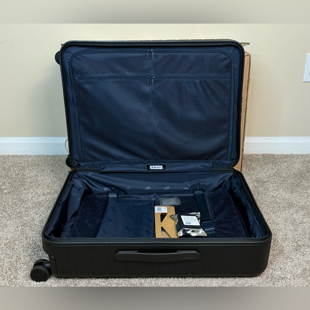 Away Medium Luggage - Picture 6 of 7